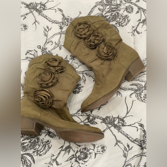 Kensie 8 Heeled‎ Boots with Floral Accents - Picture 1 of 6